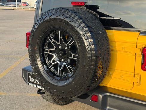 Used 2019 Jeep Wrangler Unlimited Sahara AWD/4WD image 9