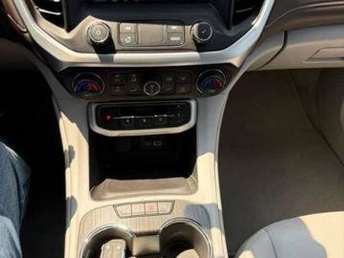 Used 2021 GMC Acadia SLT w/ Technology Package FWD image 14
