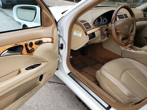 Used 2008 Mercedes-Benz E 350 4MATIC Sedan image 9