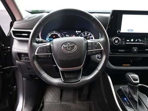 Used 2023 Toyota Highlander XLE AWD/4WD image 16