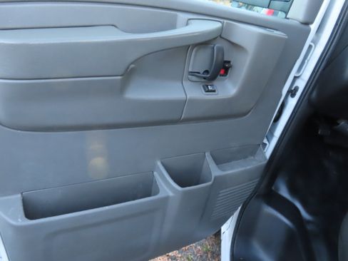 Used 2015 Chevrolet Express 2500 image 6