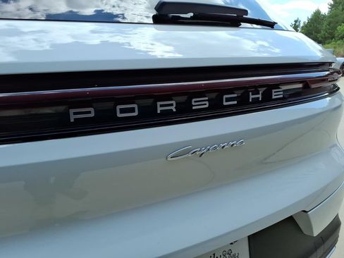 Used 2024 Porsche Cayenne AWD/4WD image 12
