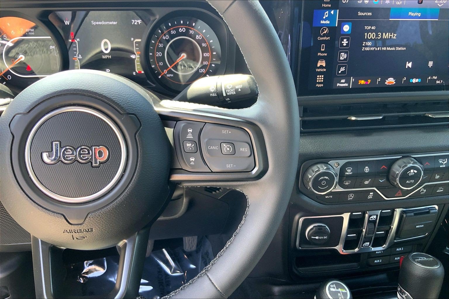Certified 2025 Jeep Gladiator Sport AWD/4WD image 24