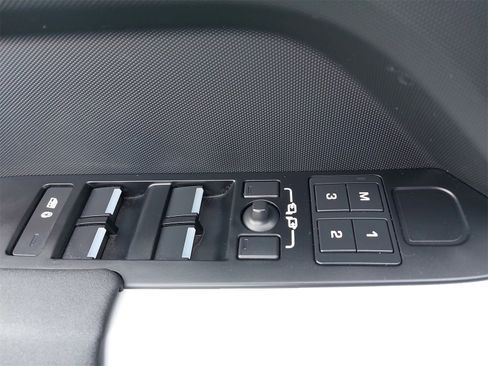 Used 2023 Land Rover Defender 110 X-Dynamic SE image 34