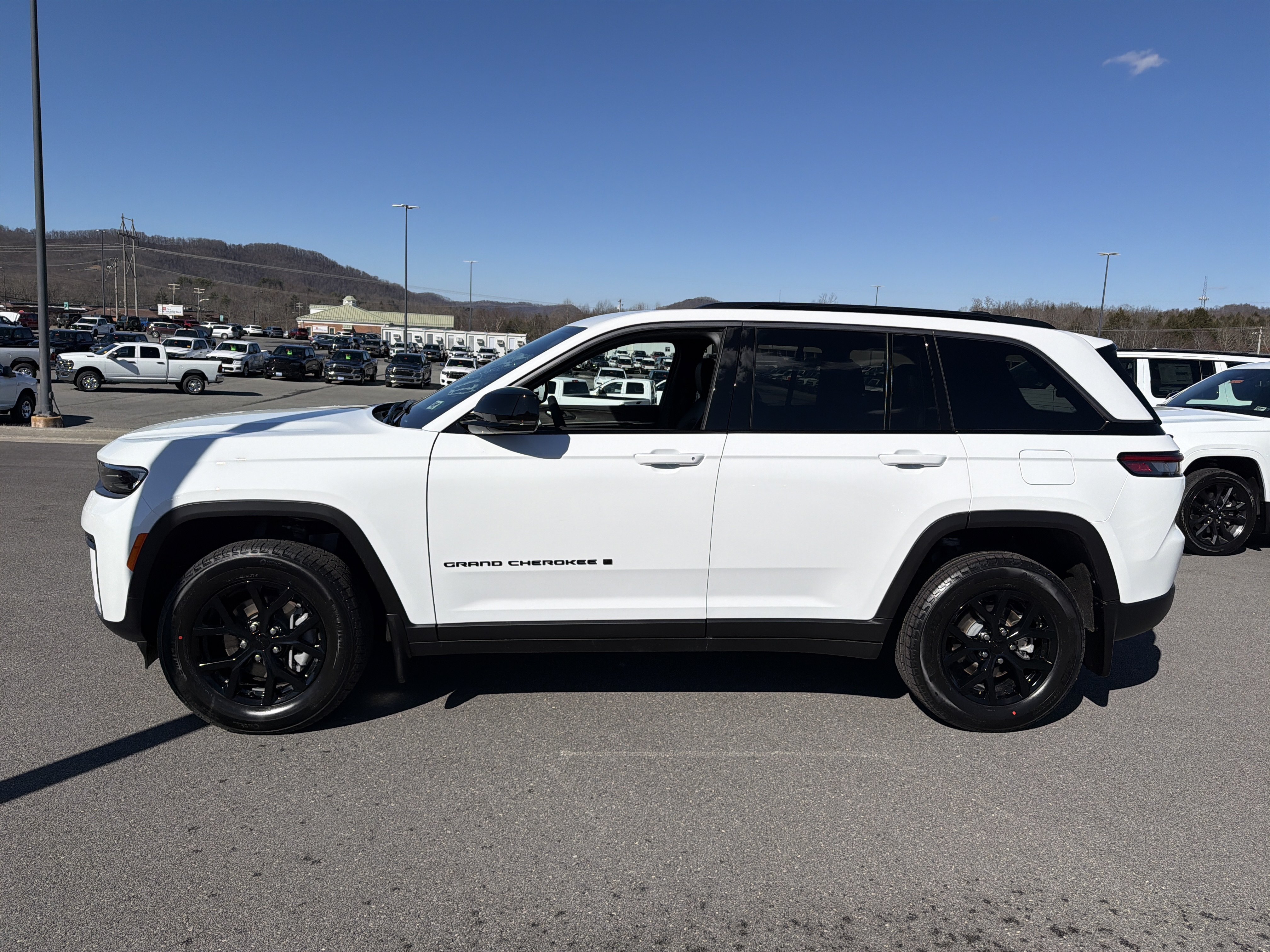 New 2026 Jeep Grand Cherokee Altitude AWD/4WD image 10