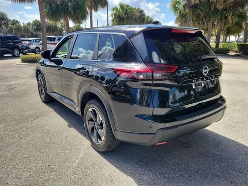 Used 2025 Nissan Rogue SV image 4