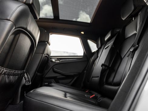 Used 2024 Porsche Macan AWD/4WD image 32
