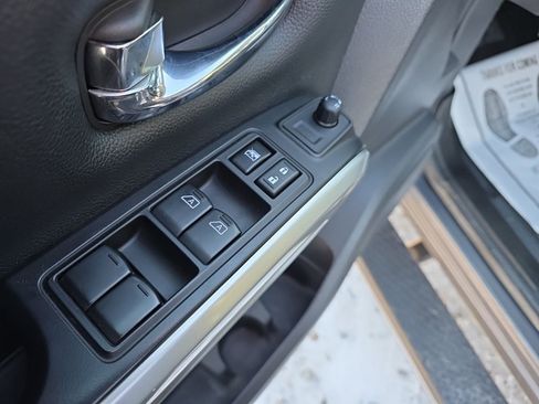 Used 2018 Nissan Titan SV w/ SV Convenience Package image 12
