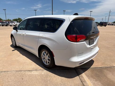 Used 2023 Chrysler Voyager LX FWD image 11
