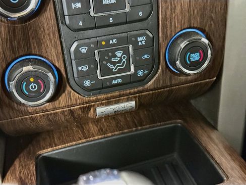 Used 2014 Ford F150 Lariat w/ Equipment Group 502A Luxury AWD/4WD image 16