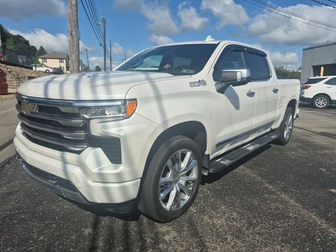 Used 2022 Chevrolet Silverado 1500 High Country w/ High Country Premium Package AWD/4WD image 3