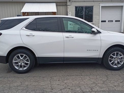 Used 2022 Chevrolet Equinox LT image 2