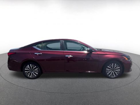 Used 2025 Nissan Altima 2.5 SV FWD image 13