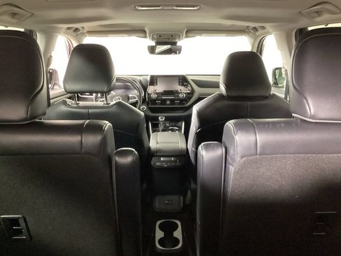 Used 2022 Toyota Highlander XLE AWD/4WD image 25