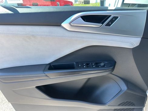 Used 2025 Volkswagen Taos SE image 13