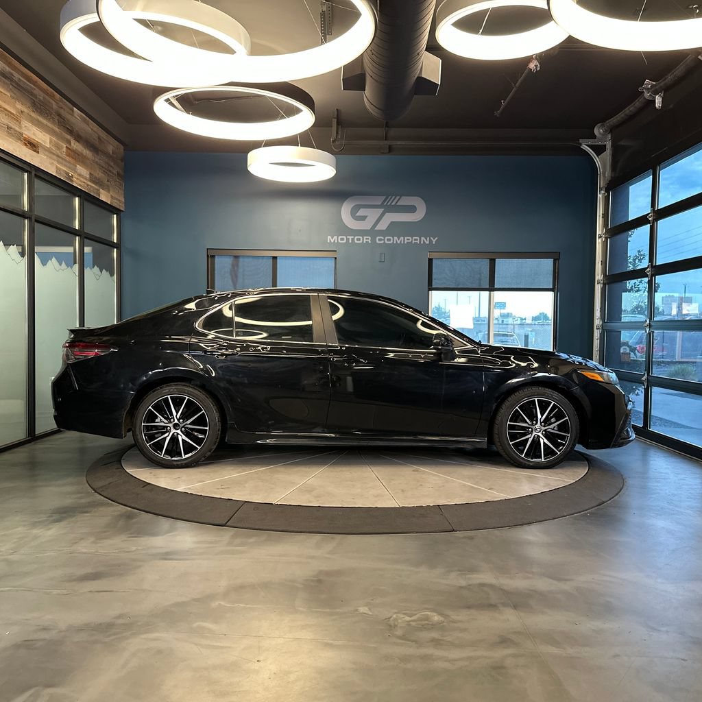 Used 2021 Toyota Camry SE FWD image 2