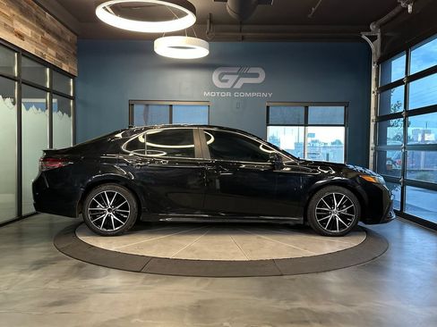 Used 2021 Toyota Camry SE FWD image 2