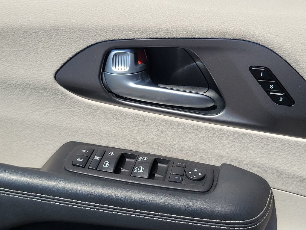 Used 2024 Chrysler Pacifica Limited FWD image 16
