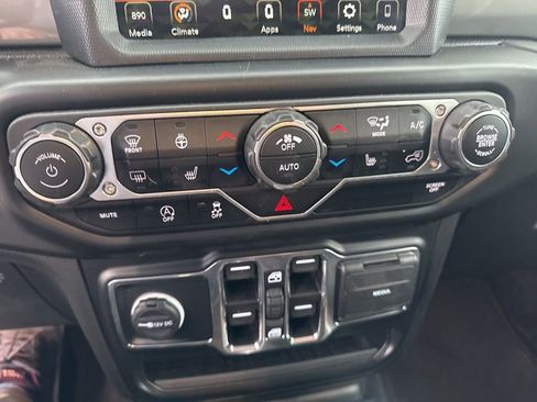 Used 2022 Jeep Wrangler Unlimited Sahara w/ Cold Weather Group image 17