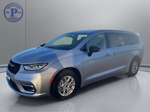 Used 2024 Chrysler Pacifica Touring-L FWD image 3