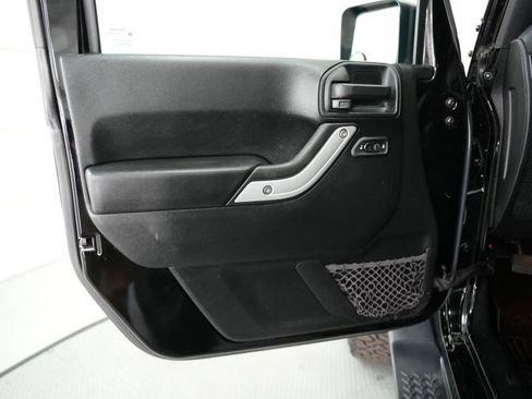 Used 2017 Jeep Wrangler Sahara AWD/4WD image 34