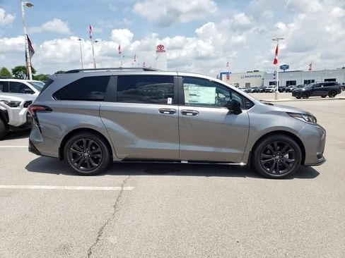 Used 2026 Toyota Sienna XSE FWD image 4