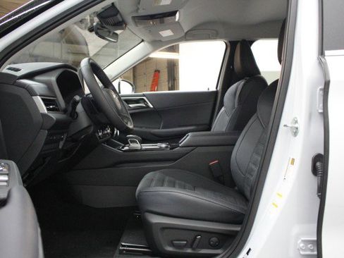 New 2026 Mitsubishi Outlander SE image 6