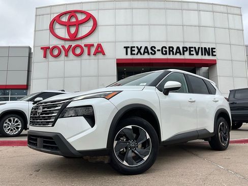 Used 2025 Nissan Rogue SV image 2