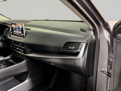 Certified 2025 Nissan Rogue SV FWD image 25