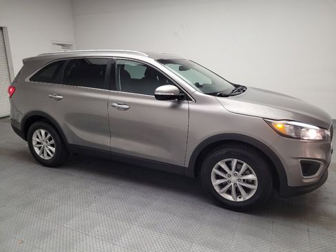 Used 2018 Kia Sorento LX image 11