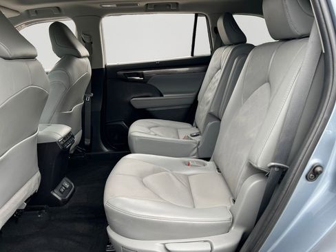 Used 2021 Toyota Highlander Platinum image 12