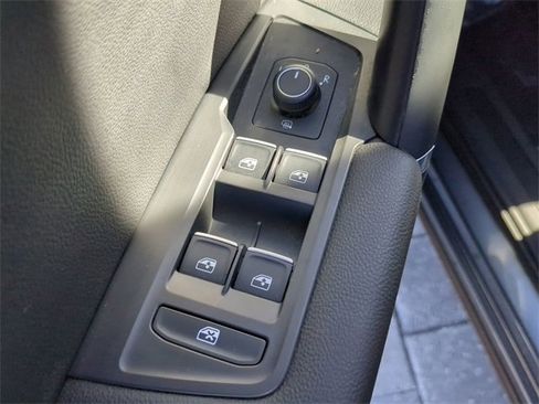 Certified 2020 Volkswagen Tiguan SE image 17