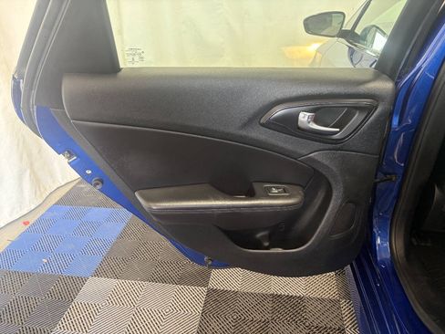Used 2015 Chrysler 200 S FWD image 9
