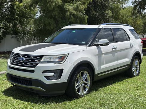 Used 2017 Ford Explorer Limited w/ Equipment Group 301A FWD image 2