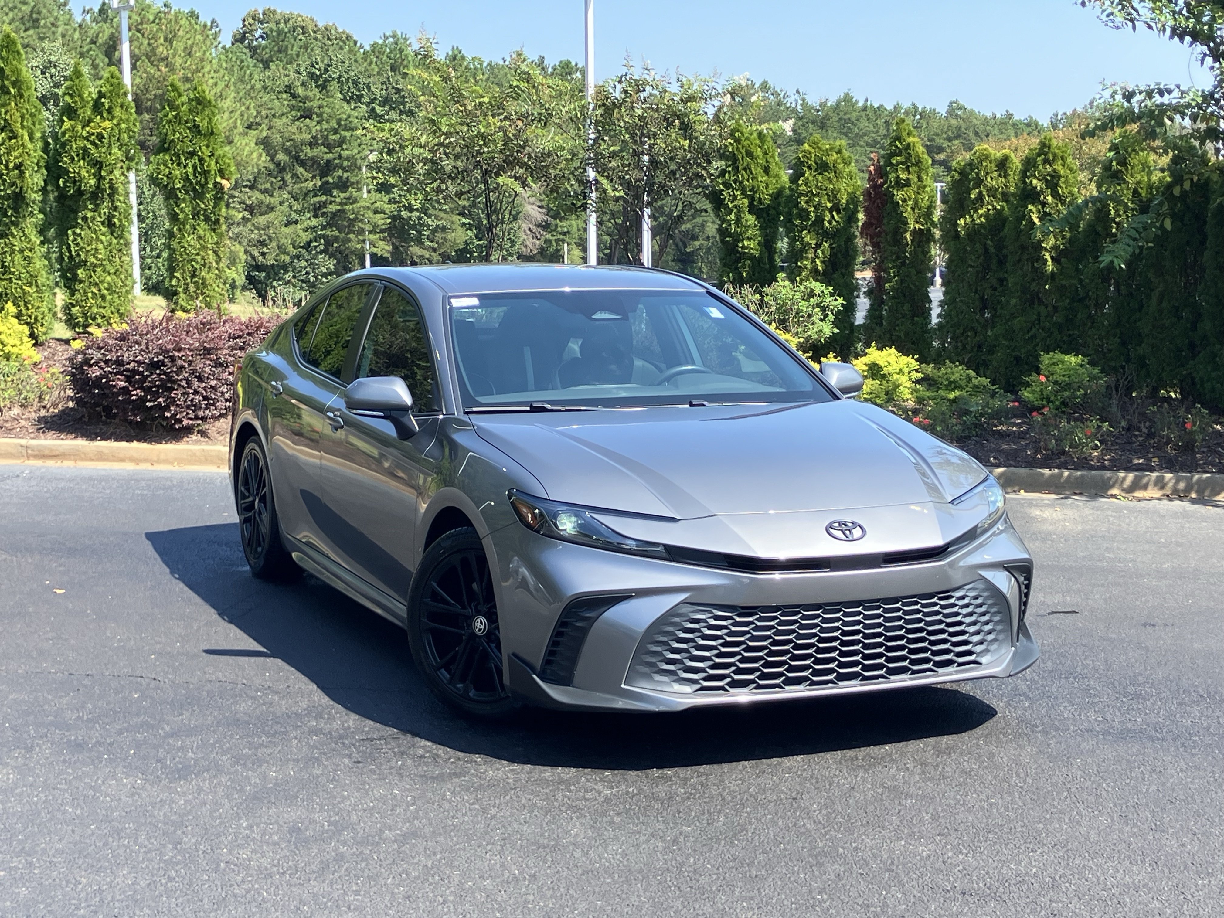 Used 2025 Toyota Camry SE FWD image 2