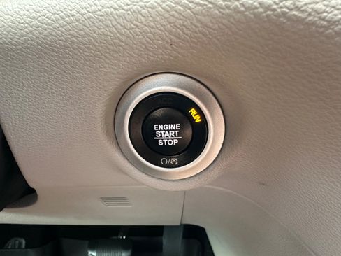 Used 2020 Chrysler Pacifica Touring-L FWD image 22