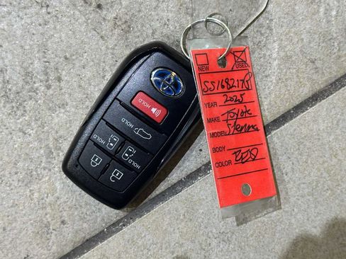 Certified 2025 Toyota Sienna Platinum image 33