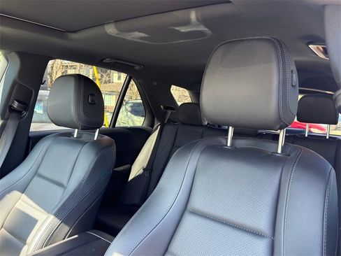 Used 2022 Mercedes-Benz GLE 350 4MATIC w/ Premium Package image 13