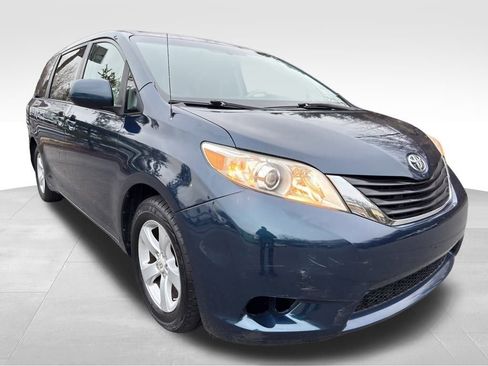 Used 2012 Toyota Sienna LE w/ Towing Pkg image 7