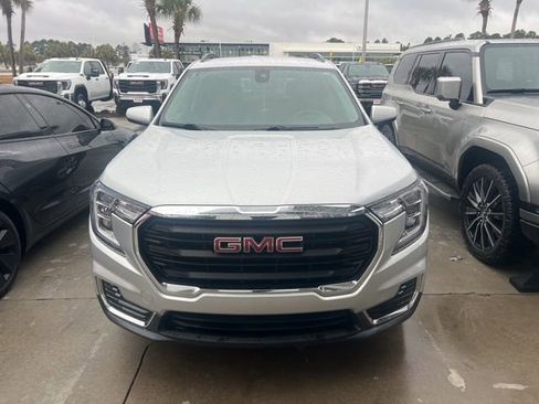 Used 2022 GMC Terrain SLE w/ Driver Convenience Package image 3