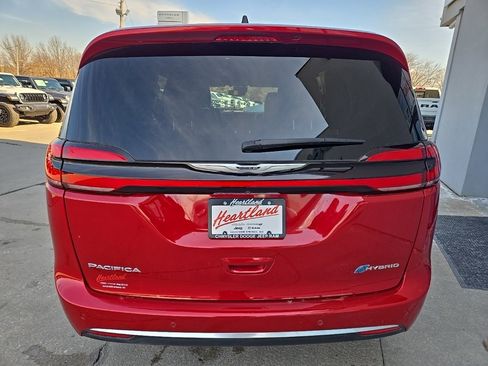 Used 2024 Chrysler Pacifica Pinnacle image 9