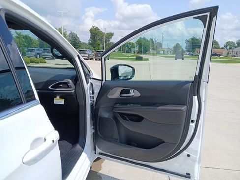 New 2027 Chrysler Pacifica LX FWD image 22
