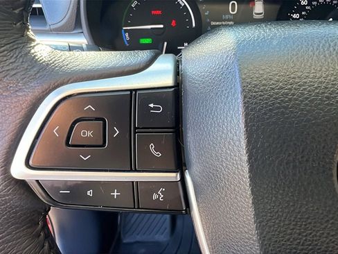 Used 2025 Toyota Sienna XLE image 25