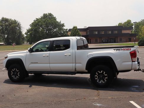 Used 2017 Toyota Tacoma TRD Off-Road w/ Premium & Technology Package AWD/4WD image 8