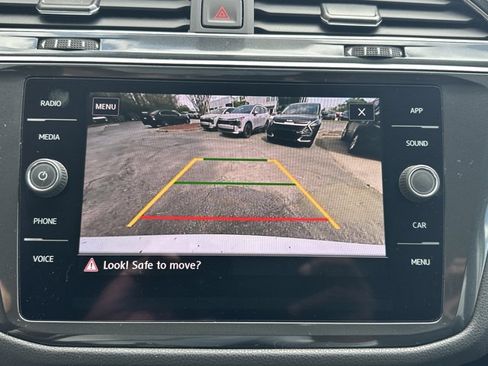 Used 2018 Volkswagen Tiguan SE w/ Panoramic Sunroof Package image 34