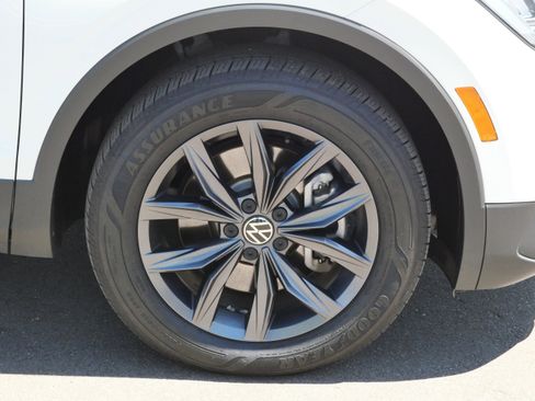 Certified 2023 Volkswagen Tiguan SE w/ Panoramic Sunroof Package AWD/4WD image 15