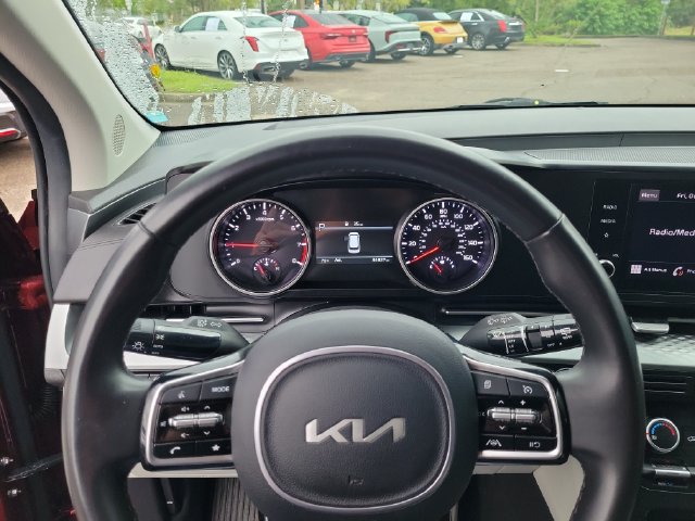 Used 2024 Kia Carnival LX FWD image 25