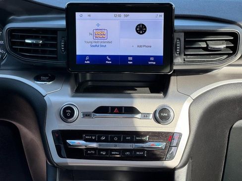 Used 2022 Ford Explorer XLT image 14