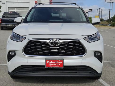 Used 2024 Toyota Highlander Limited FWD image 2