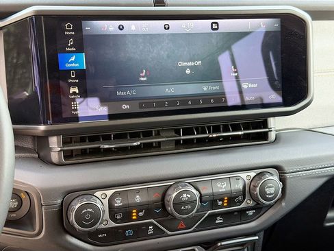Used 2025 Jeep Wrangler Unlimited Sahara AWD/4WD image 17